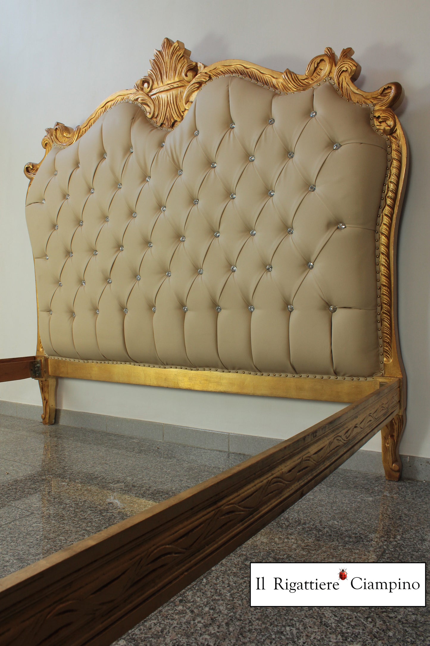 Letto Matrimoniale Vittoria, foglia oro ed ecopelle avorio
