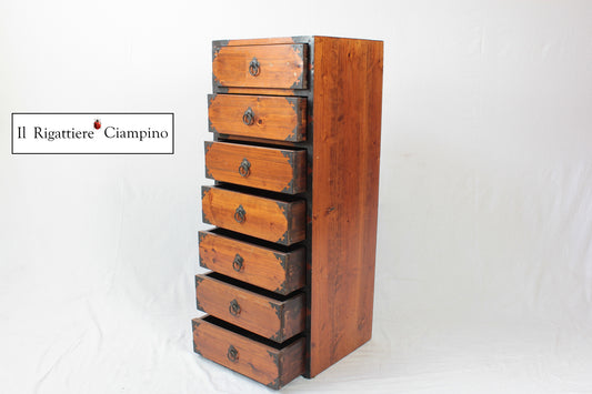 Settimino in stile rustico in legno con rifiniture in metallo