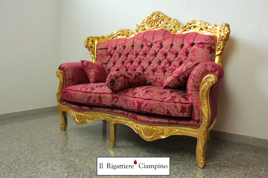 Divano due posti barocco oro e damasco rosso bordeaux