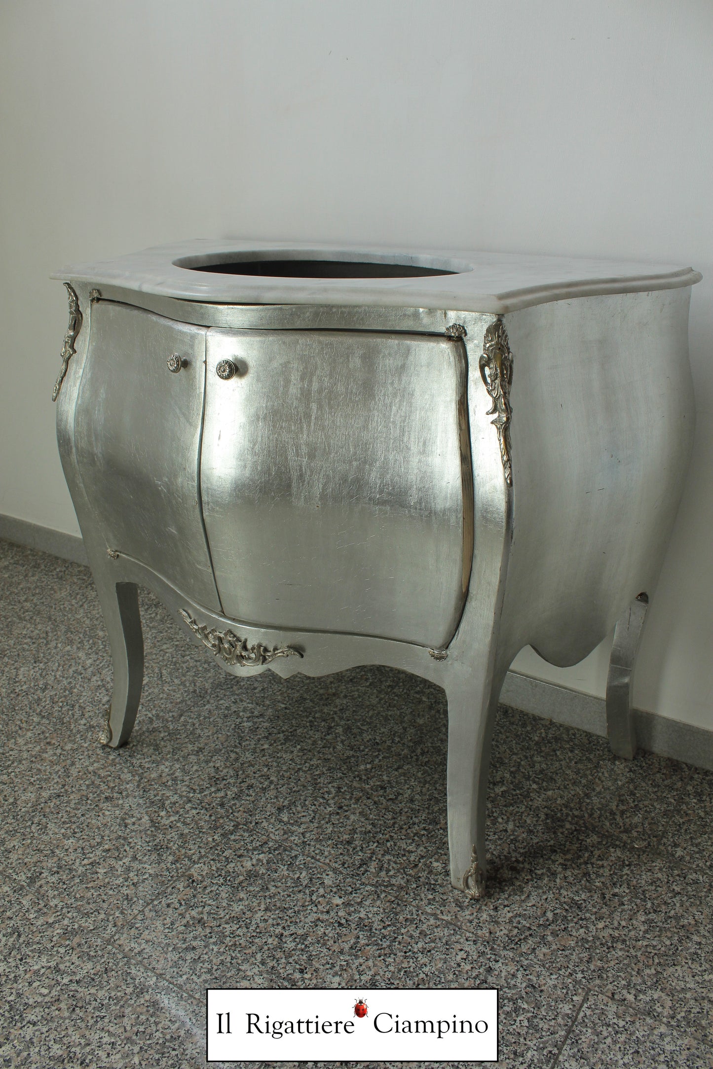 Mobile bagno in foglia argento con lavandino