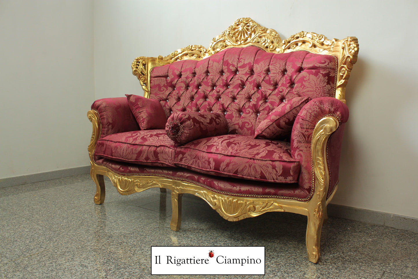 Set salotto in stile barocco, foglia oro e damasco bordeaux