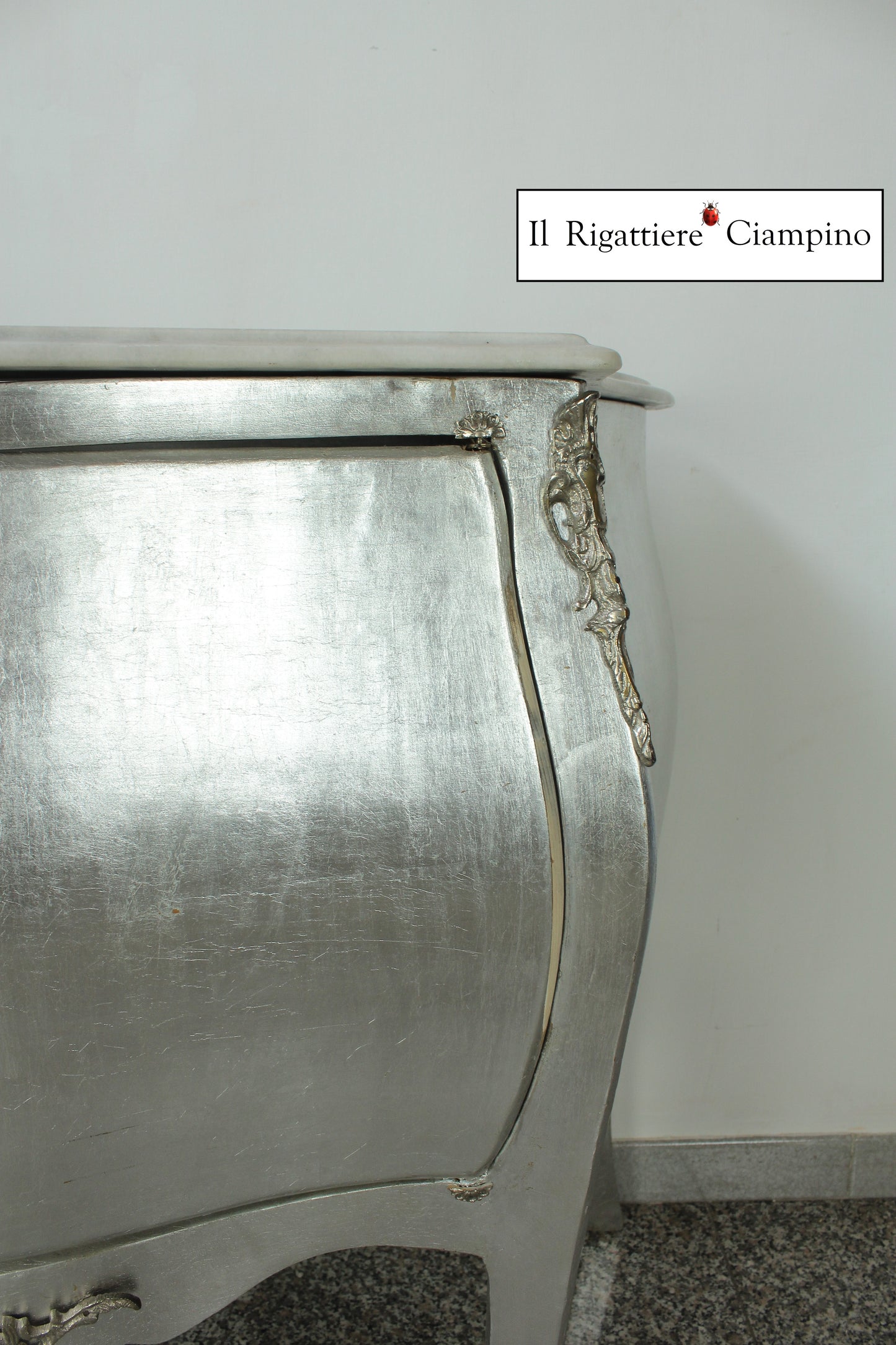 Mobile bagno in foglia argento con lavandino