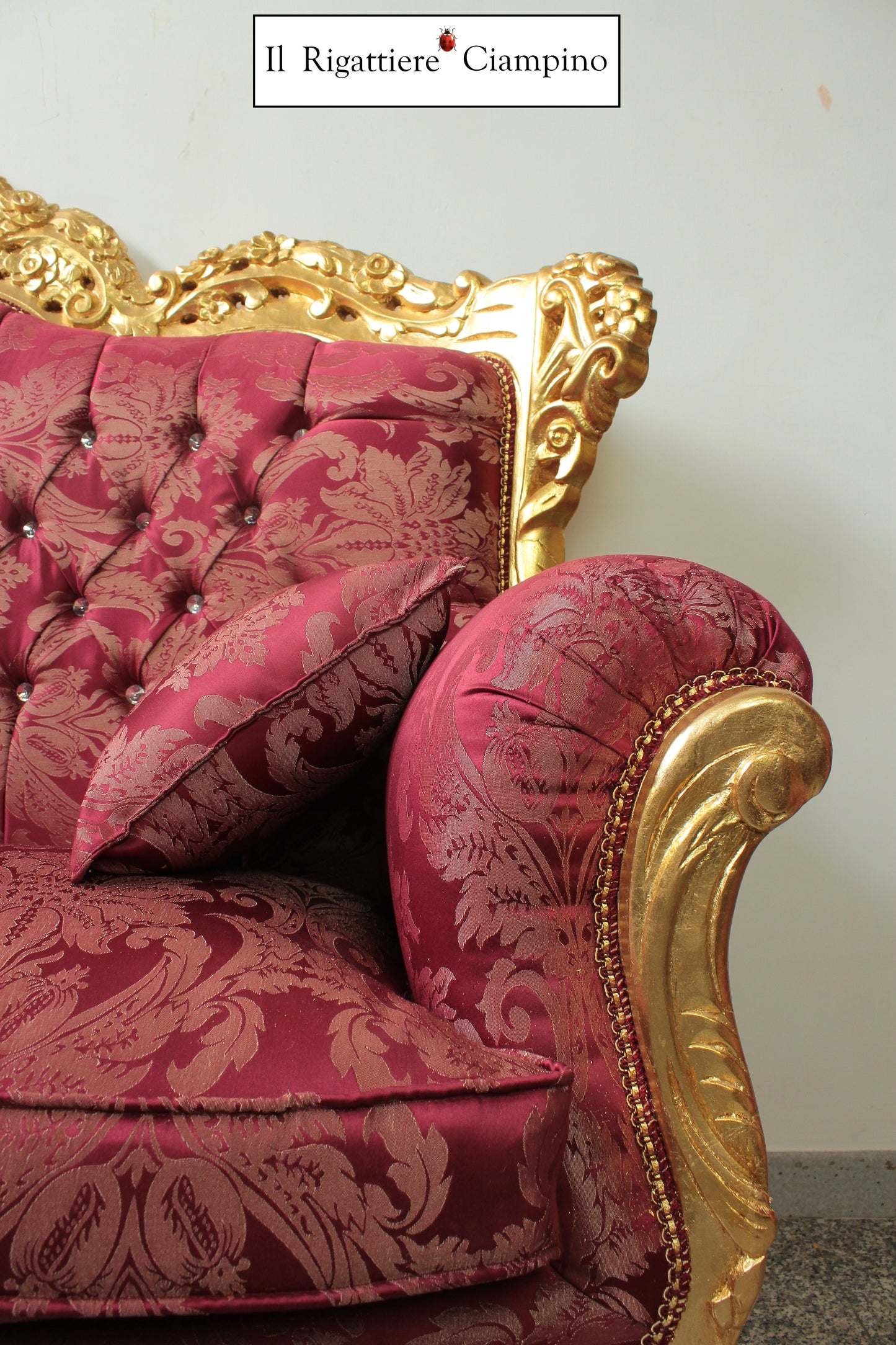 Set salotto in stile barocco, foglia oro e damasco bordeaux