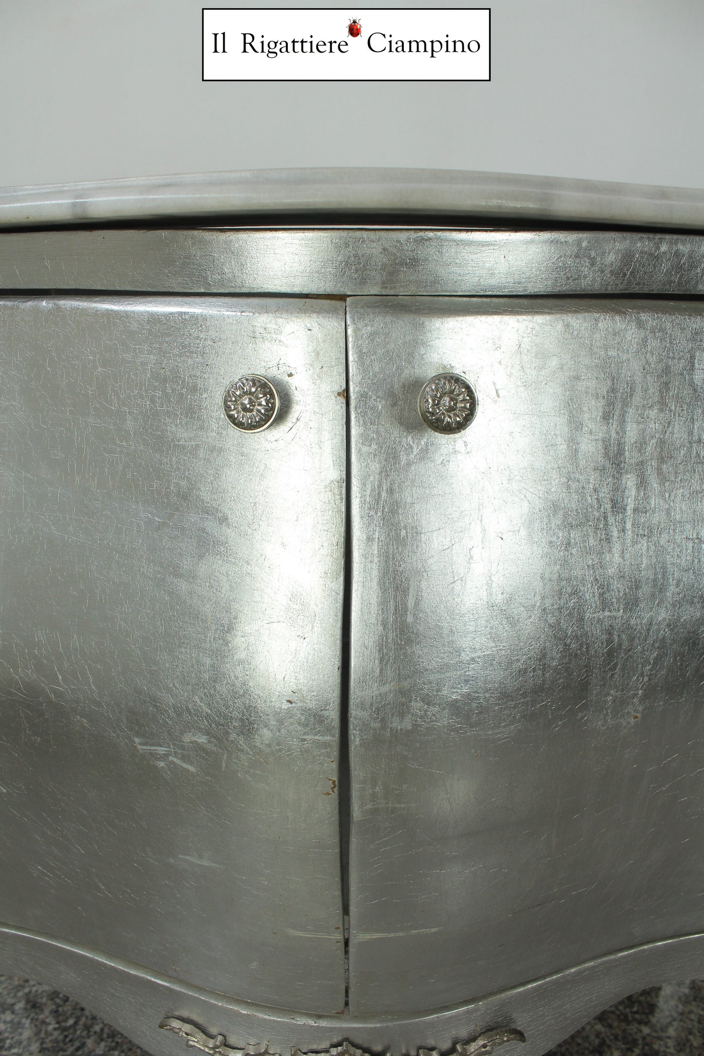 Mobile bagno in foglia argento con lavandino