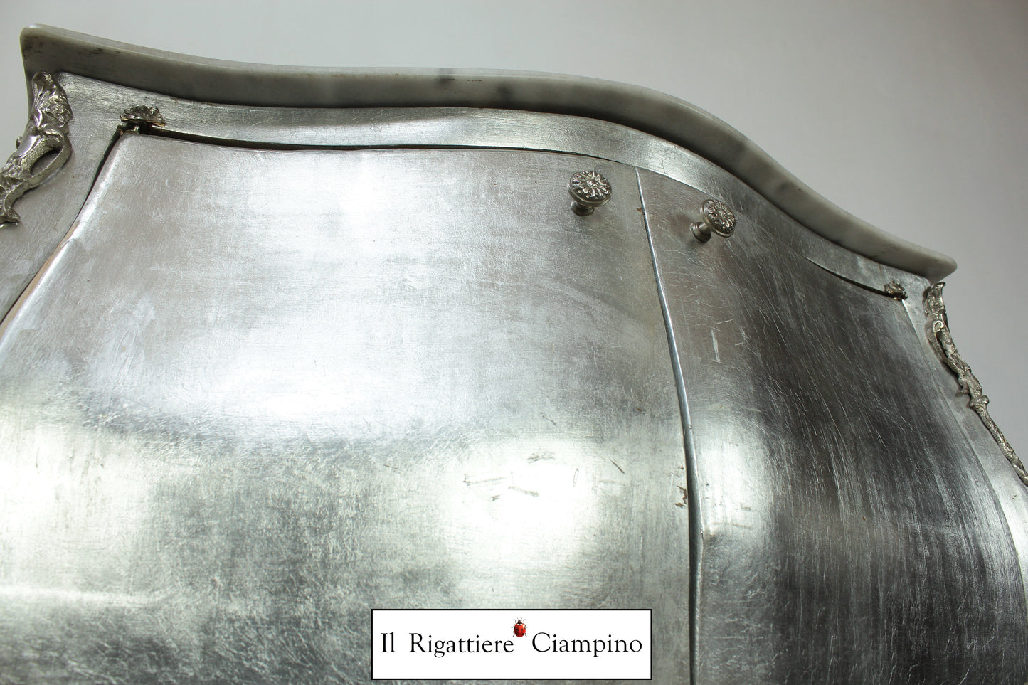 Mobile bagno in foglia argento con lavandino