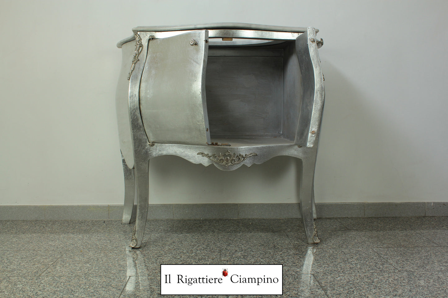 Mobile bagno in foglia argento con lavandino