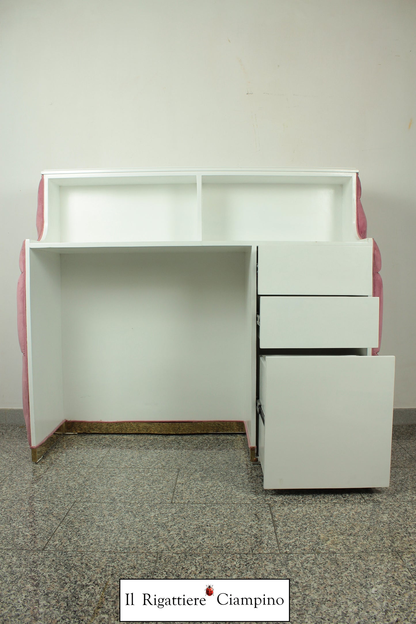 Reception in velluto rosa piano bianco laccato capitonné