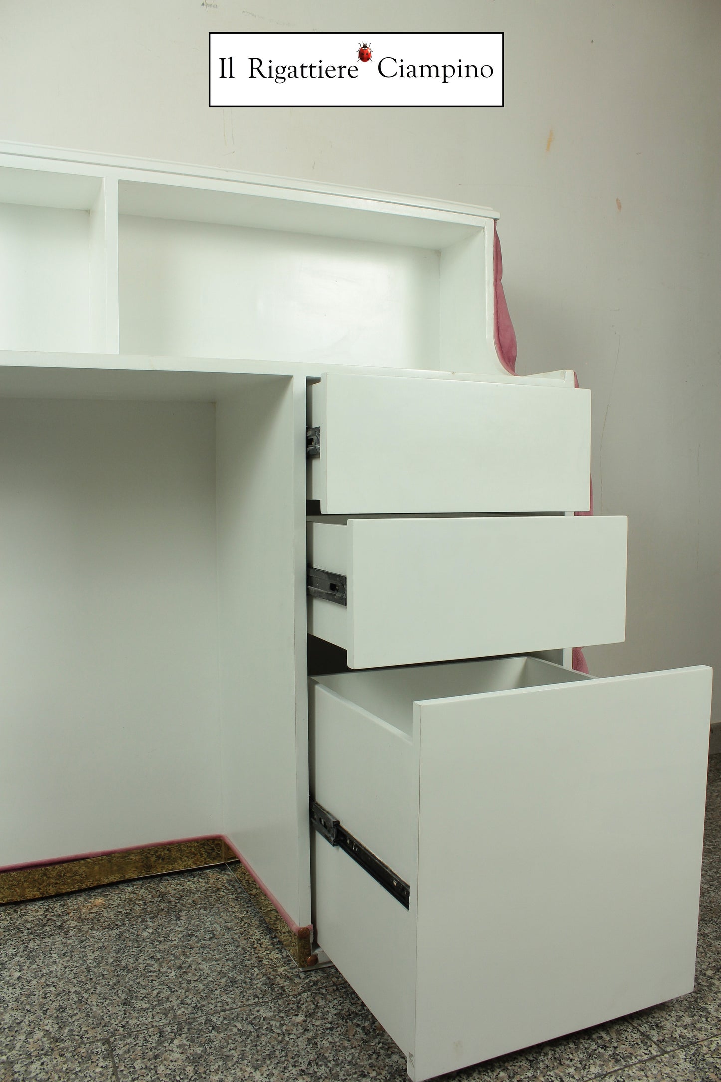 Reception in velluto rosa piano bianco laccato capitonné