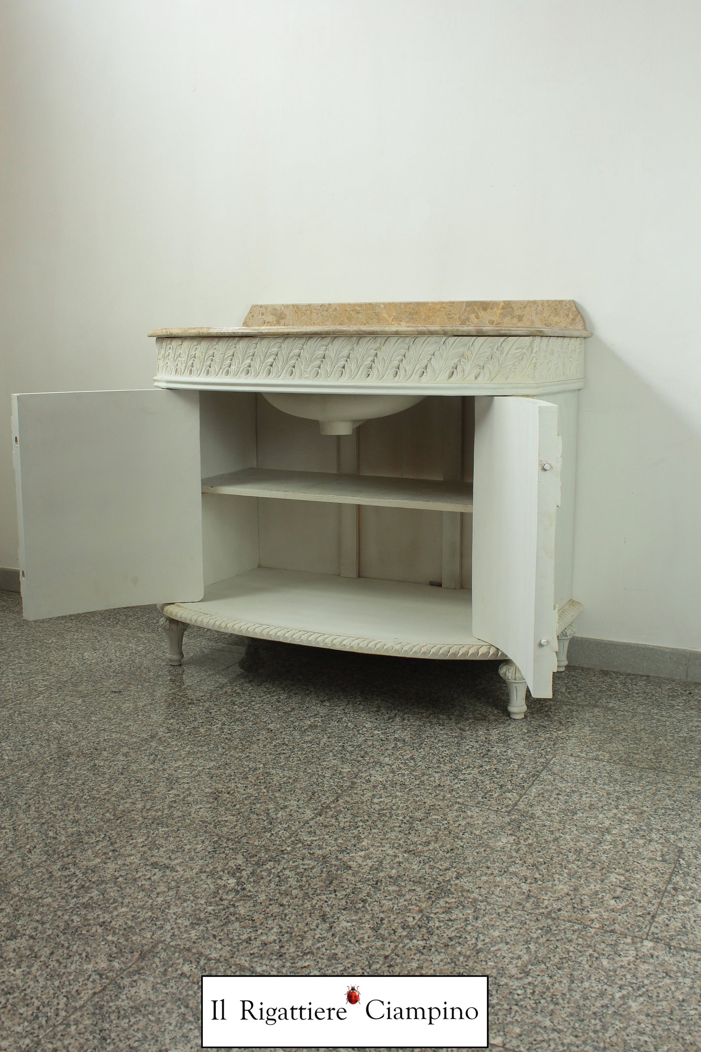 Mobile bagno con lavandino bianco e avorio