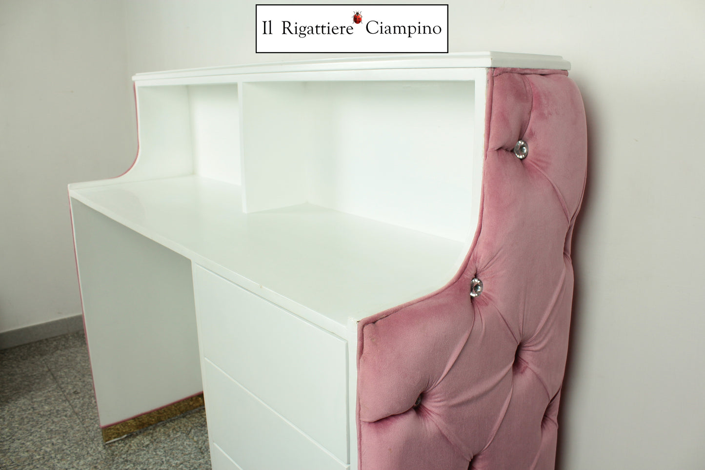 Reception in velluto rosa piano bianco laccato capitonné