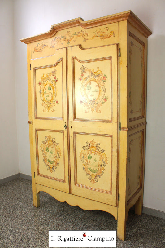 Armadio battente a due ante in stile decapè con decorazioni