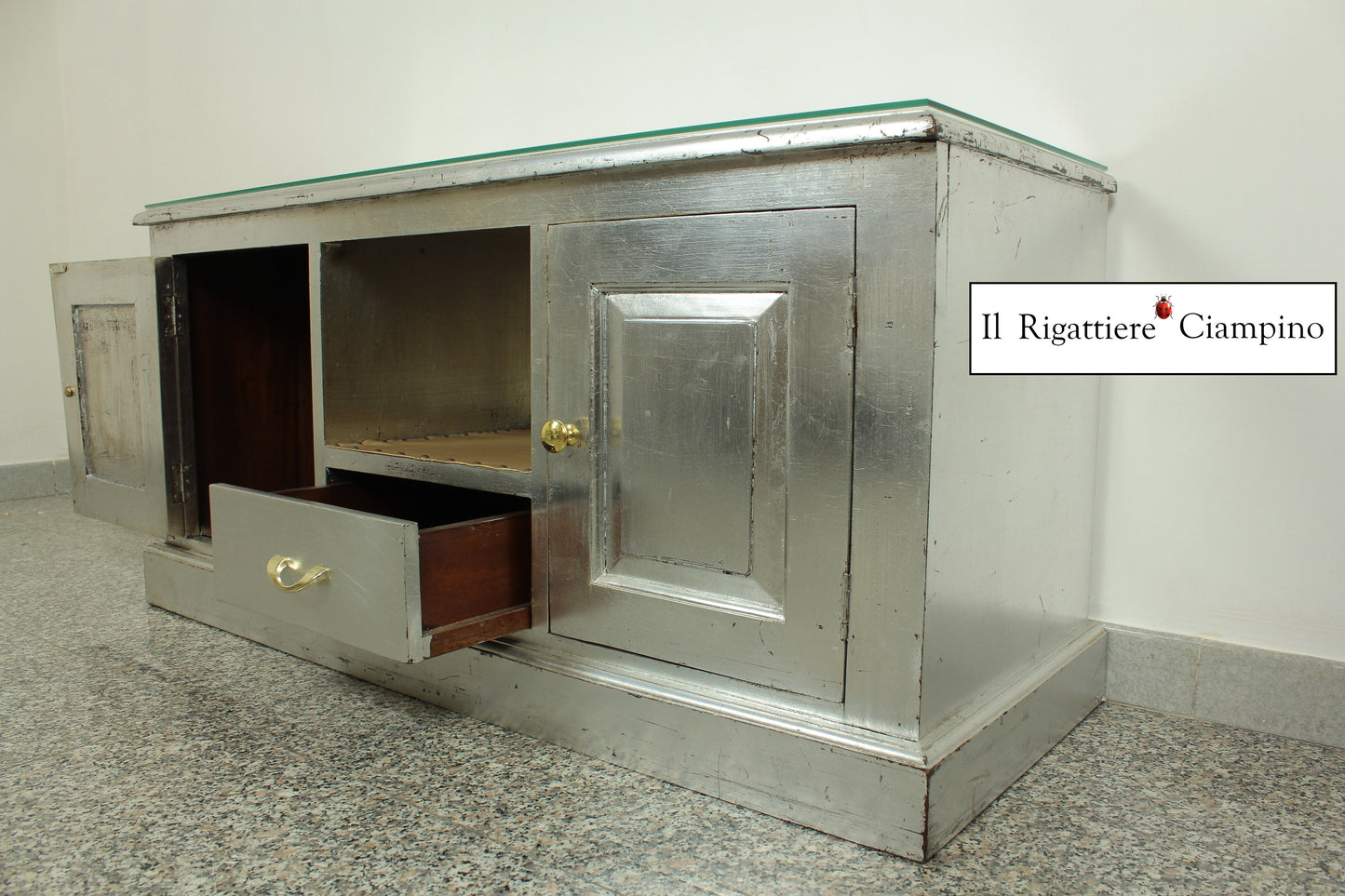 Mobile Porta-Tv argento con piano in vetro