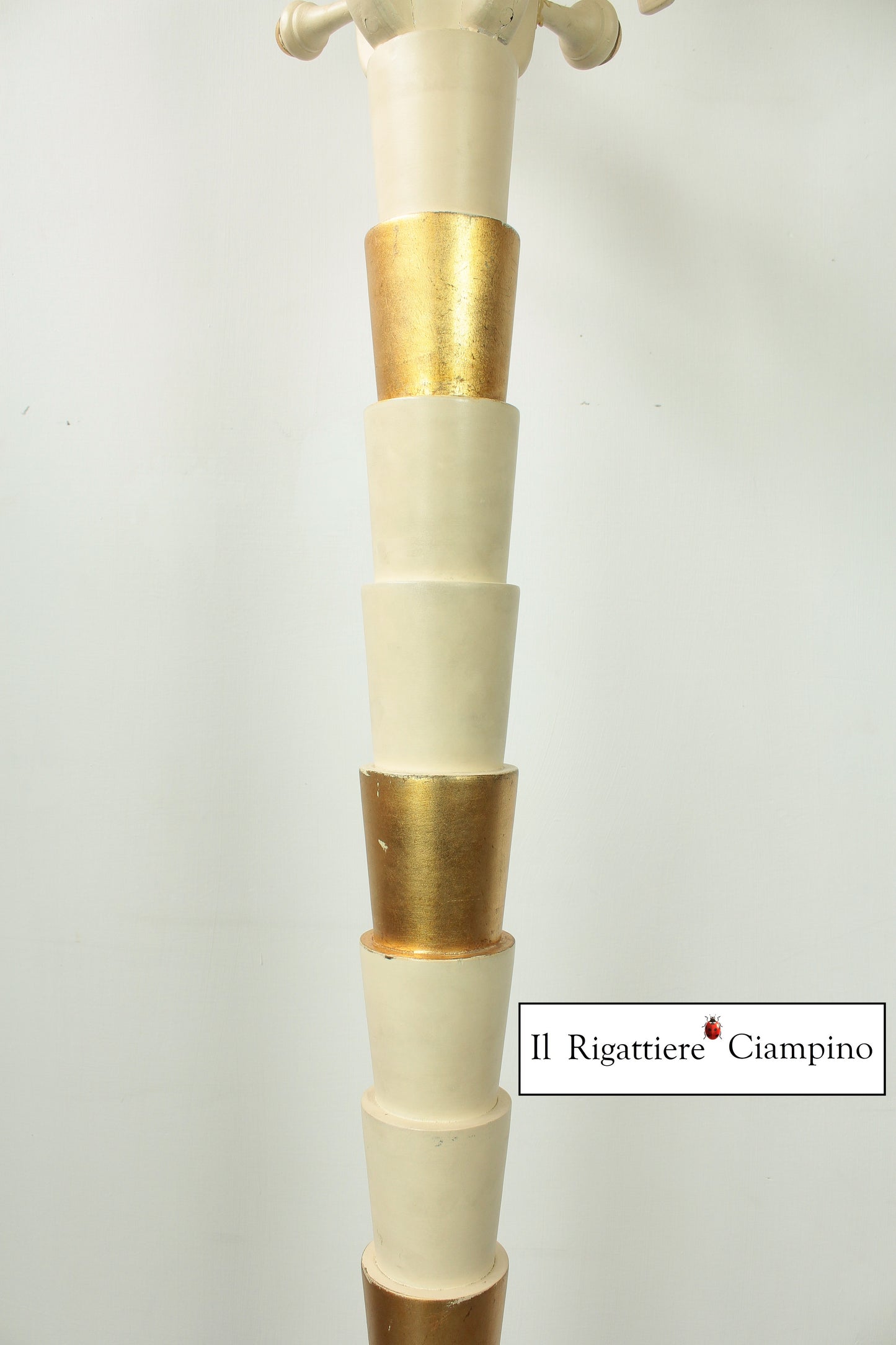 Appendiabiti crema con dettagli oro