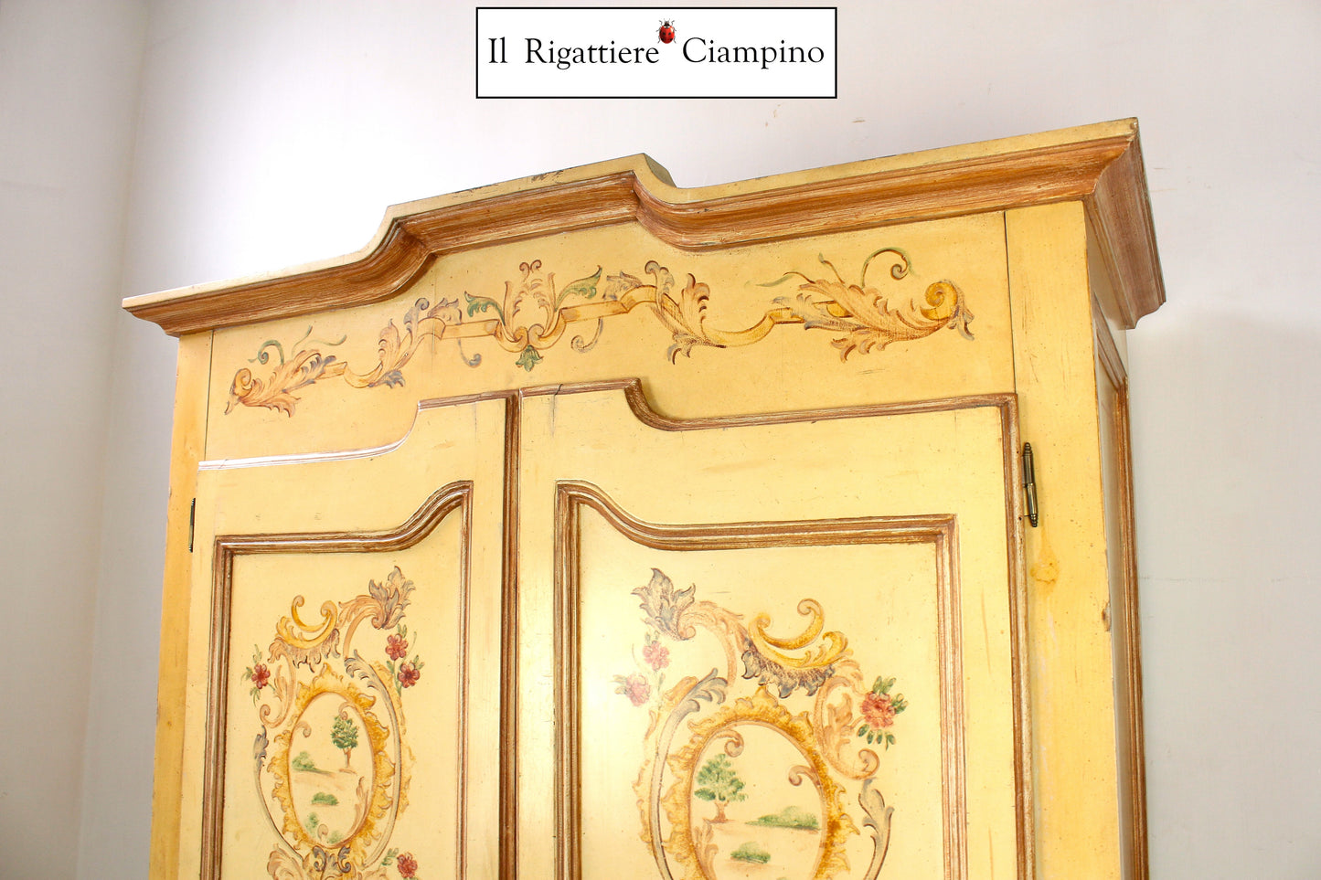 Armadio battente a due ante in stile decapè con decorazioni