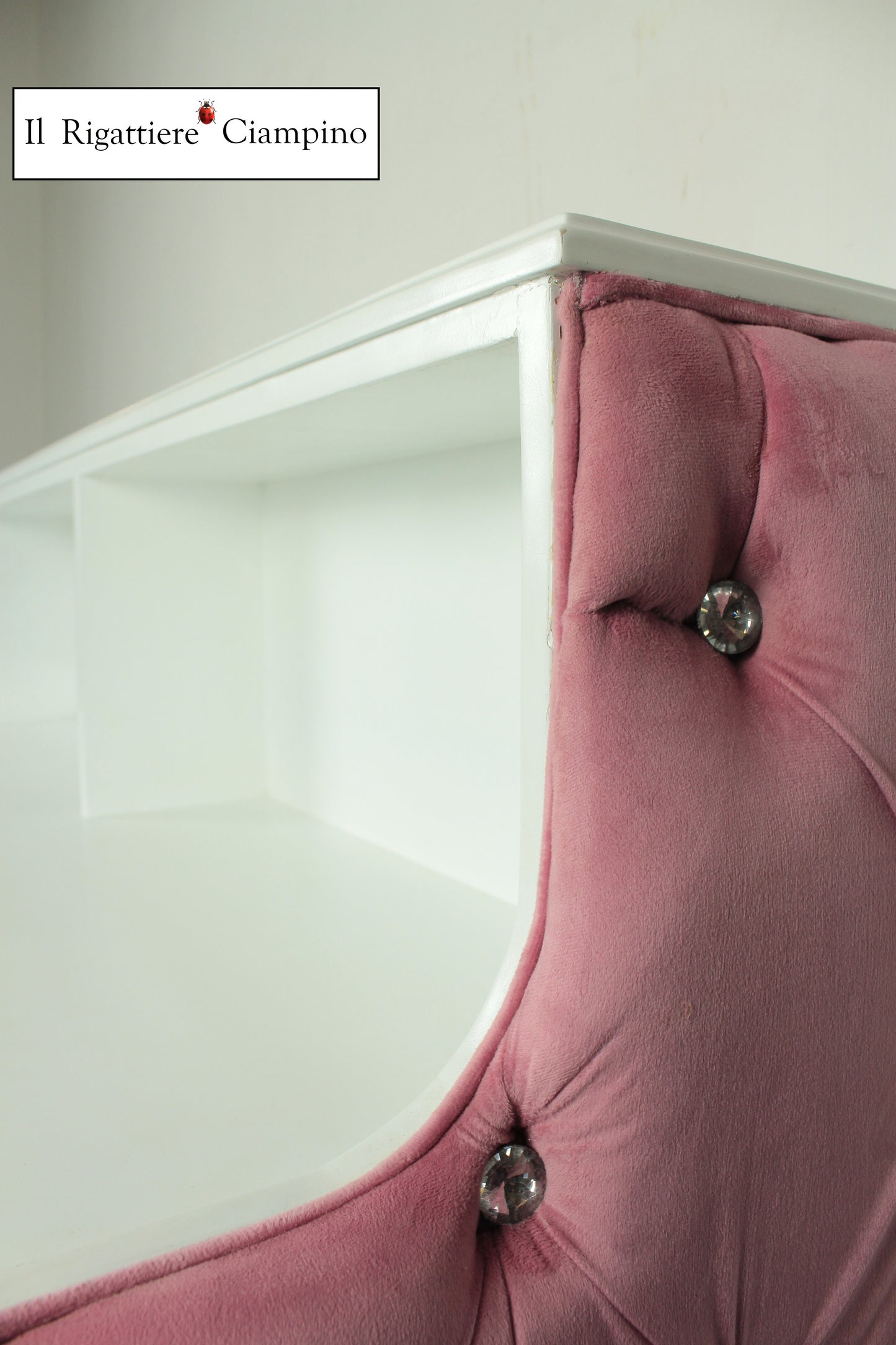 Reception in velluto rosa piano bianco laccato capitonné