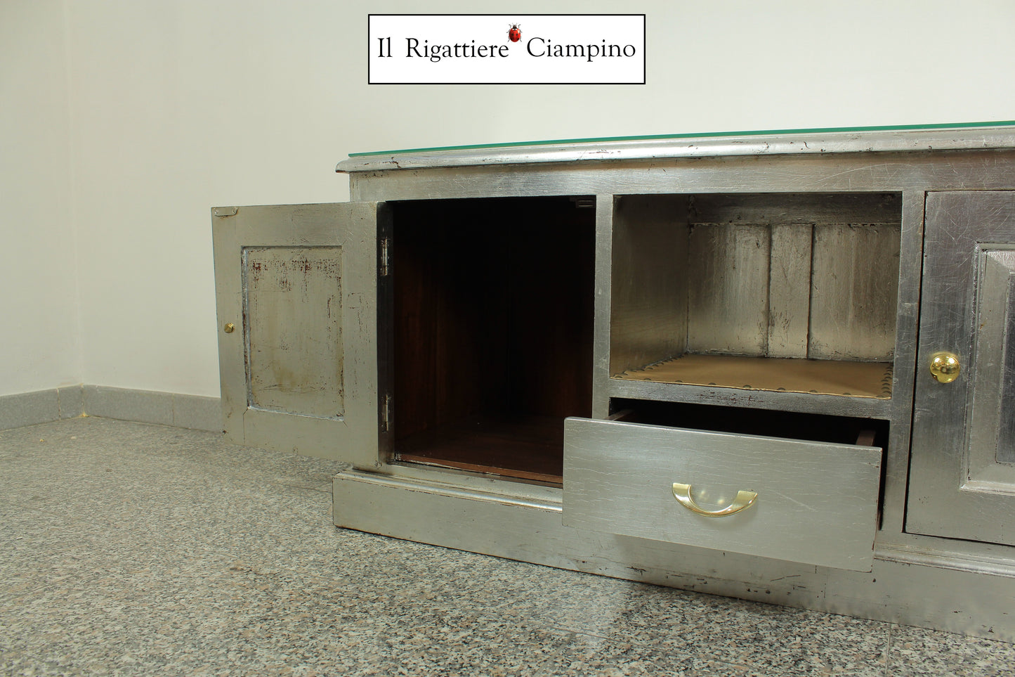 Mobile Porta-Tv argento con piano in vetro