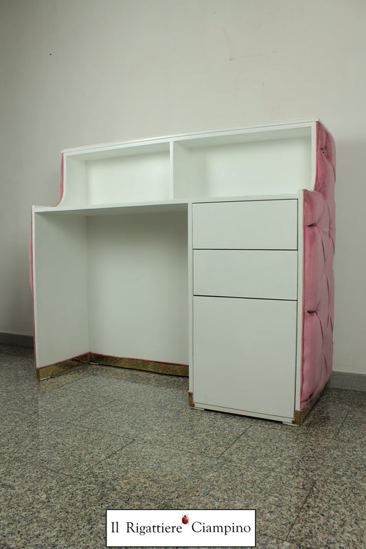 Reception in velluto rosa piano bianco laccato capitonné