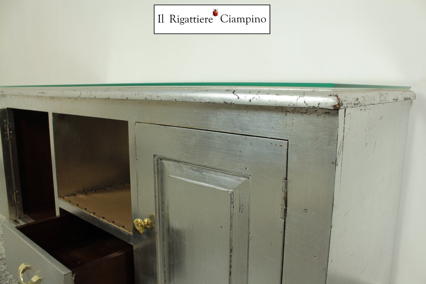 Mobile Porta-Tv argento con piano in vetro