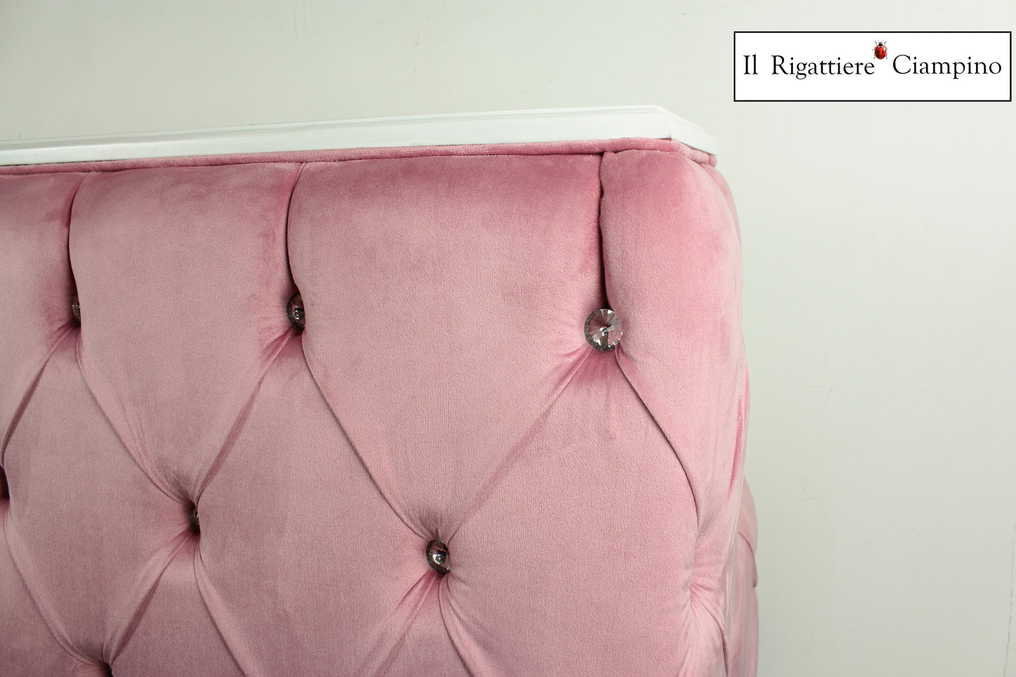 Reception in velluto rosa piano bianco laccato capitonné