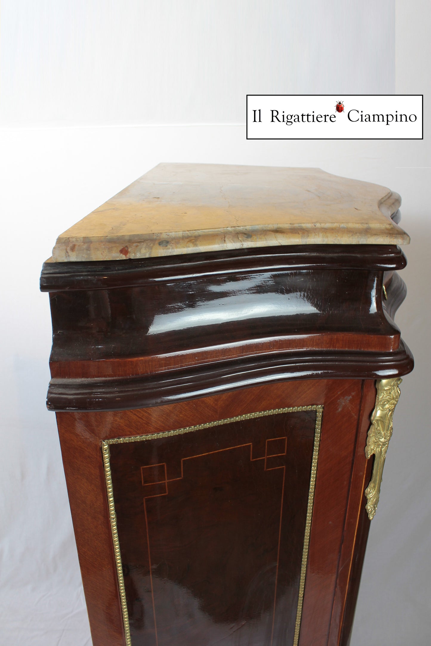 Settimino in stile francese in radica di noce piano in marmo