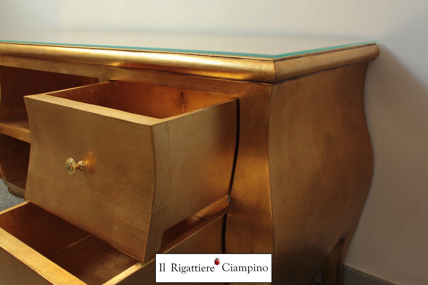 Mobile Porta-Tv con cassetti oro e piano in vetro