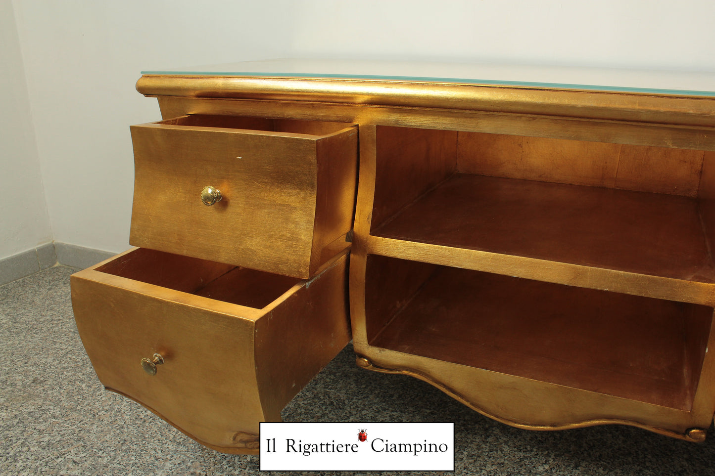 Mobile Porta-Tv con cassetti oro e piano in vetro