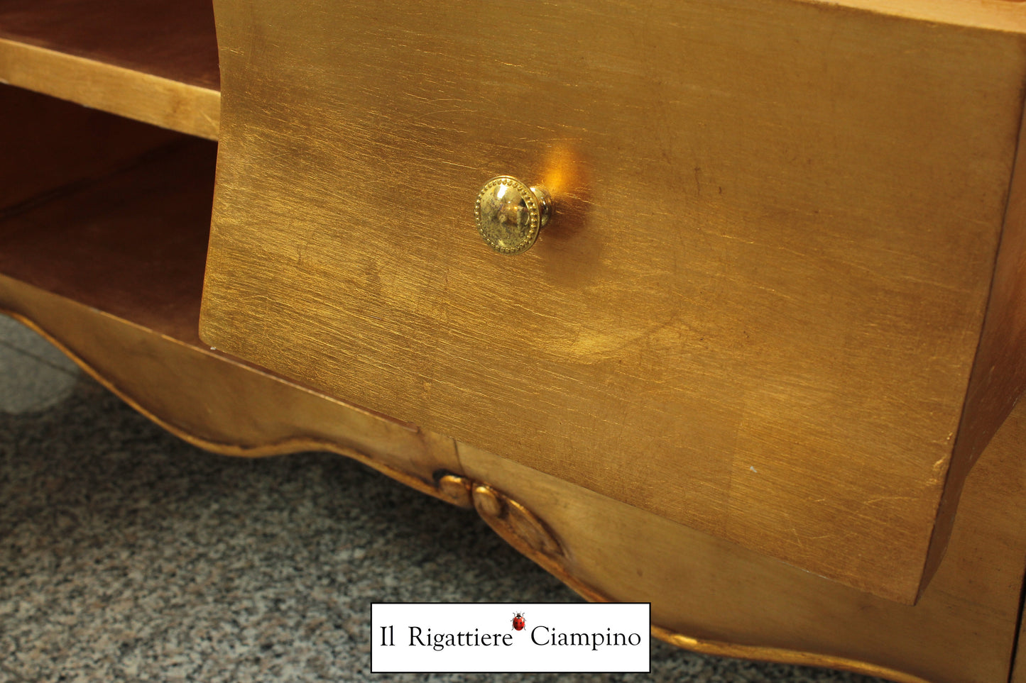 Mobile Porta-Tv con cassetti oro e piano in vetro