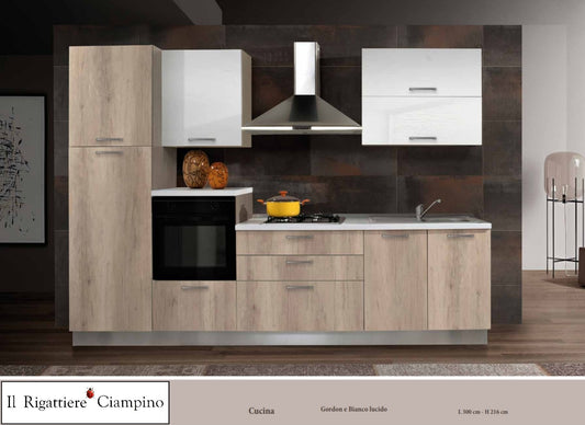 Arredo cucina con elettrodomestici di colore marroncino e bianco lucido