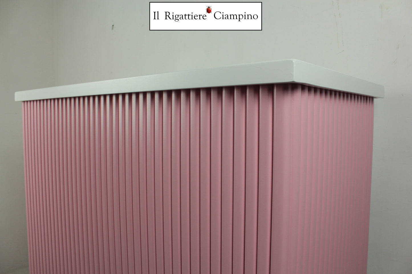 Bancone reception rettangolare rosa e bianco in legno