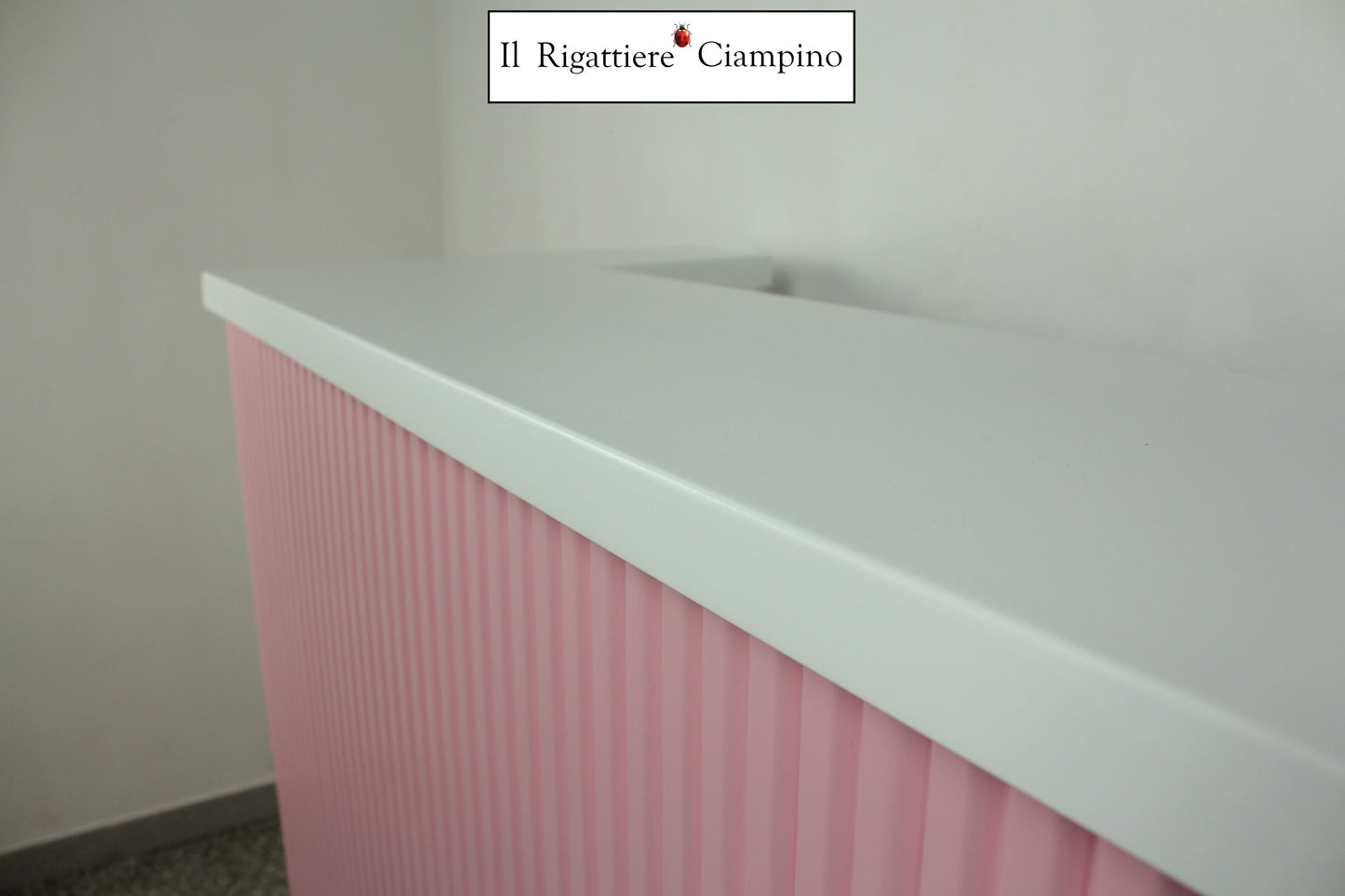 Bancone reception rettangolare rosa e bianco in legno