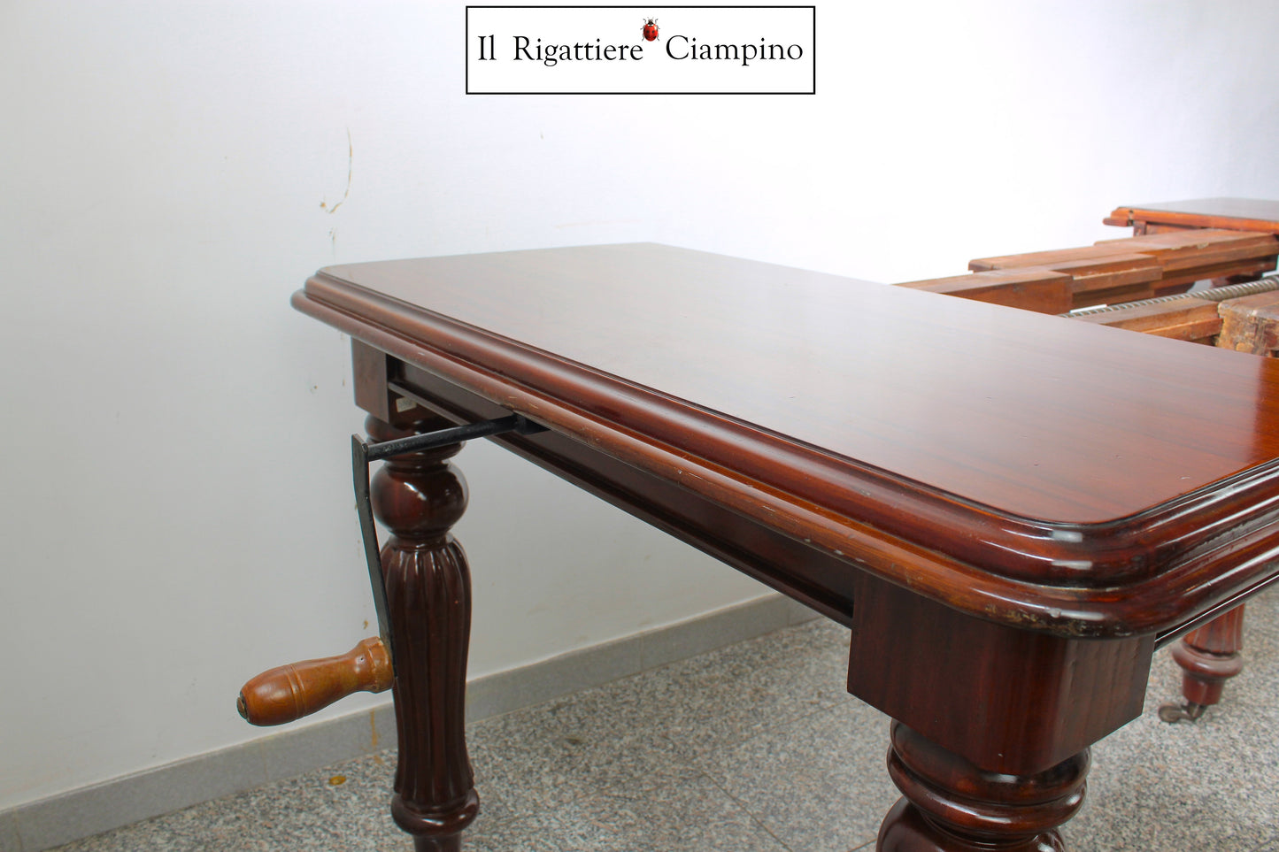 Tavolo allungabile in mogano marrone