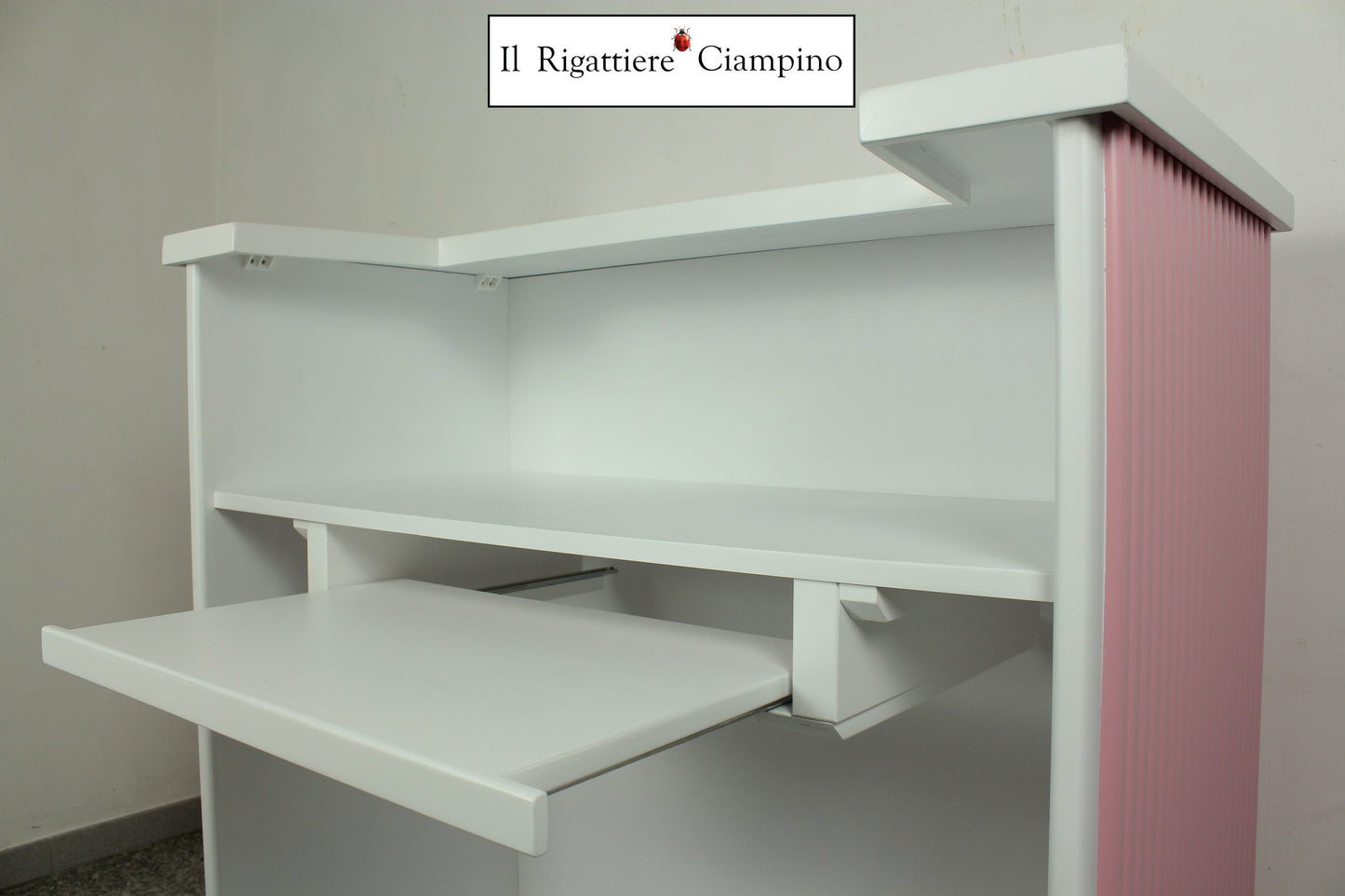 Bancone reception rettangolare rosa e bianco in legno