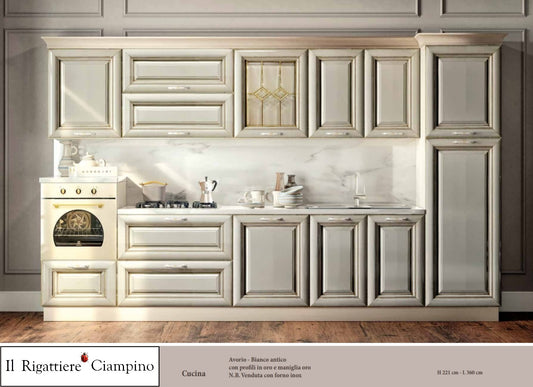 Arredo cucina con elettrodomestici e forno inox di colore avorio e marmo antico