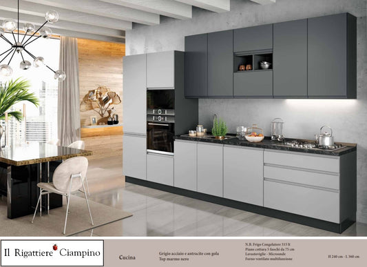 Arredo cucina con elettrodomestici di colore grigio acciaio e antracite, con gola
