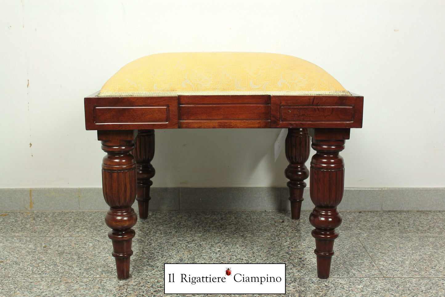 Sgabello in mogano con stoffa damasco ocra / avorio