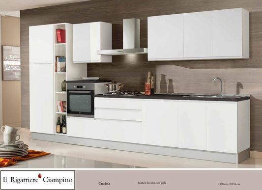 Arredo cucina con gola di colore bianco lucido
