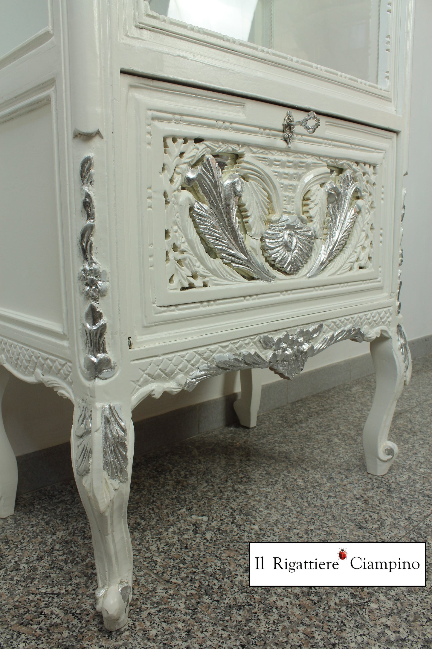 Vetrina Grace in stile barocco