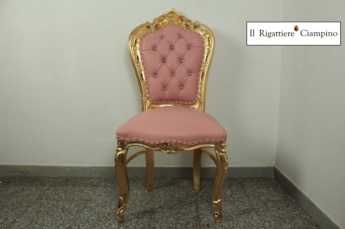 Sedia barocca artigianale in ecopelle rosa su foglia oro