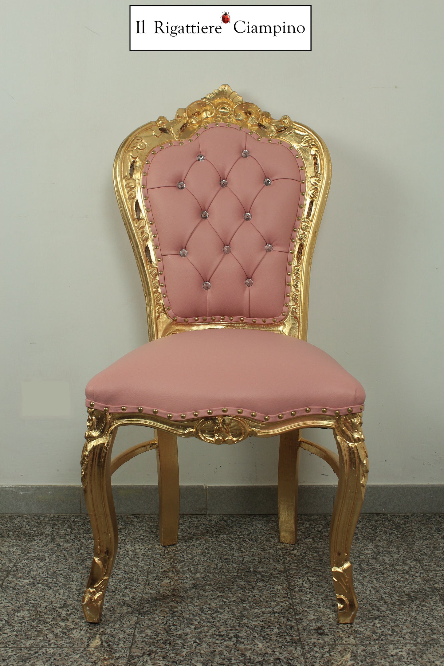 Sedia barocca artigianale in ecopelle rosa su foglia oro