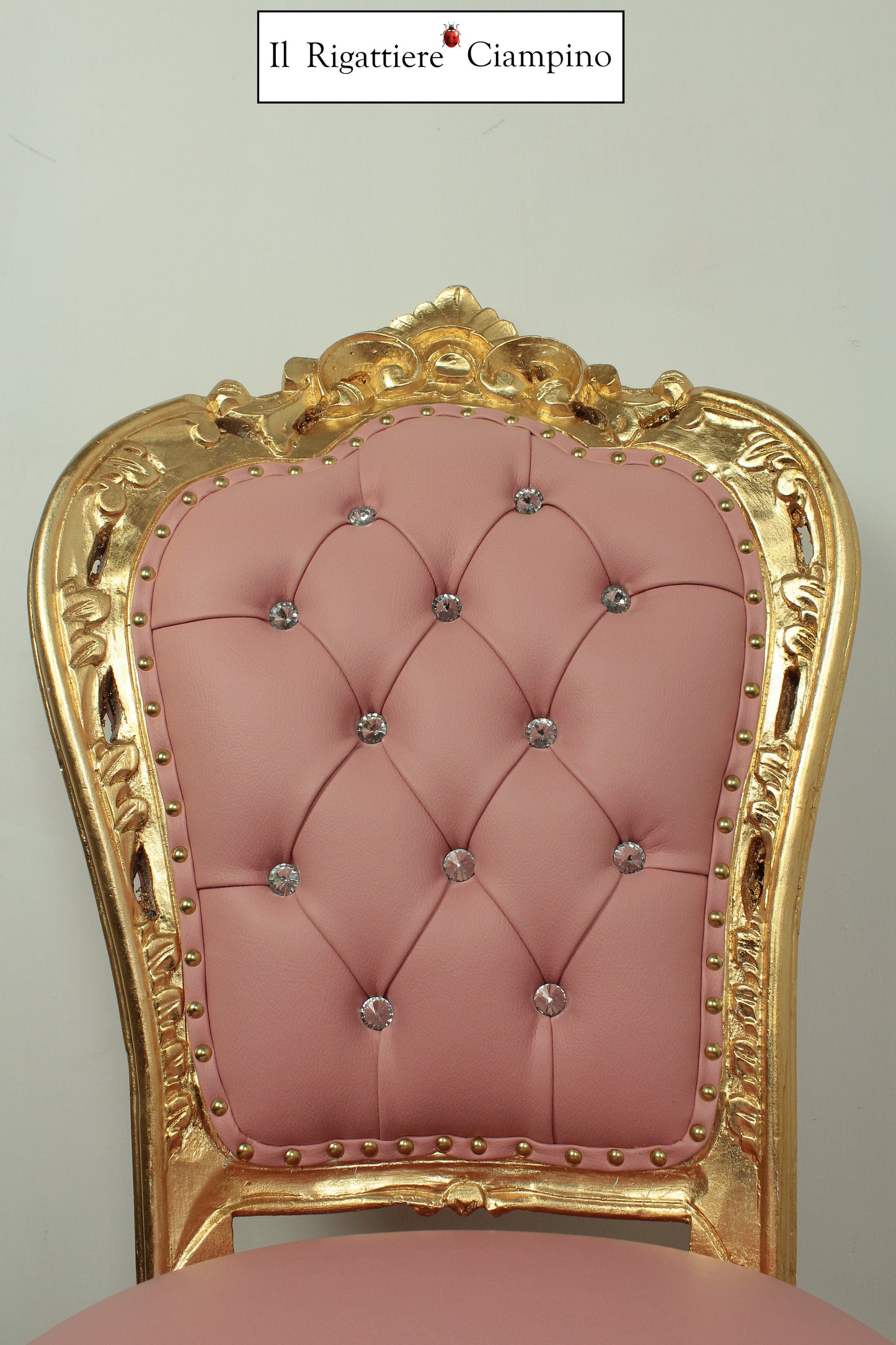 Sedia barocca artigianale in ecopelle rosa su foglia oro