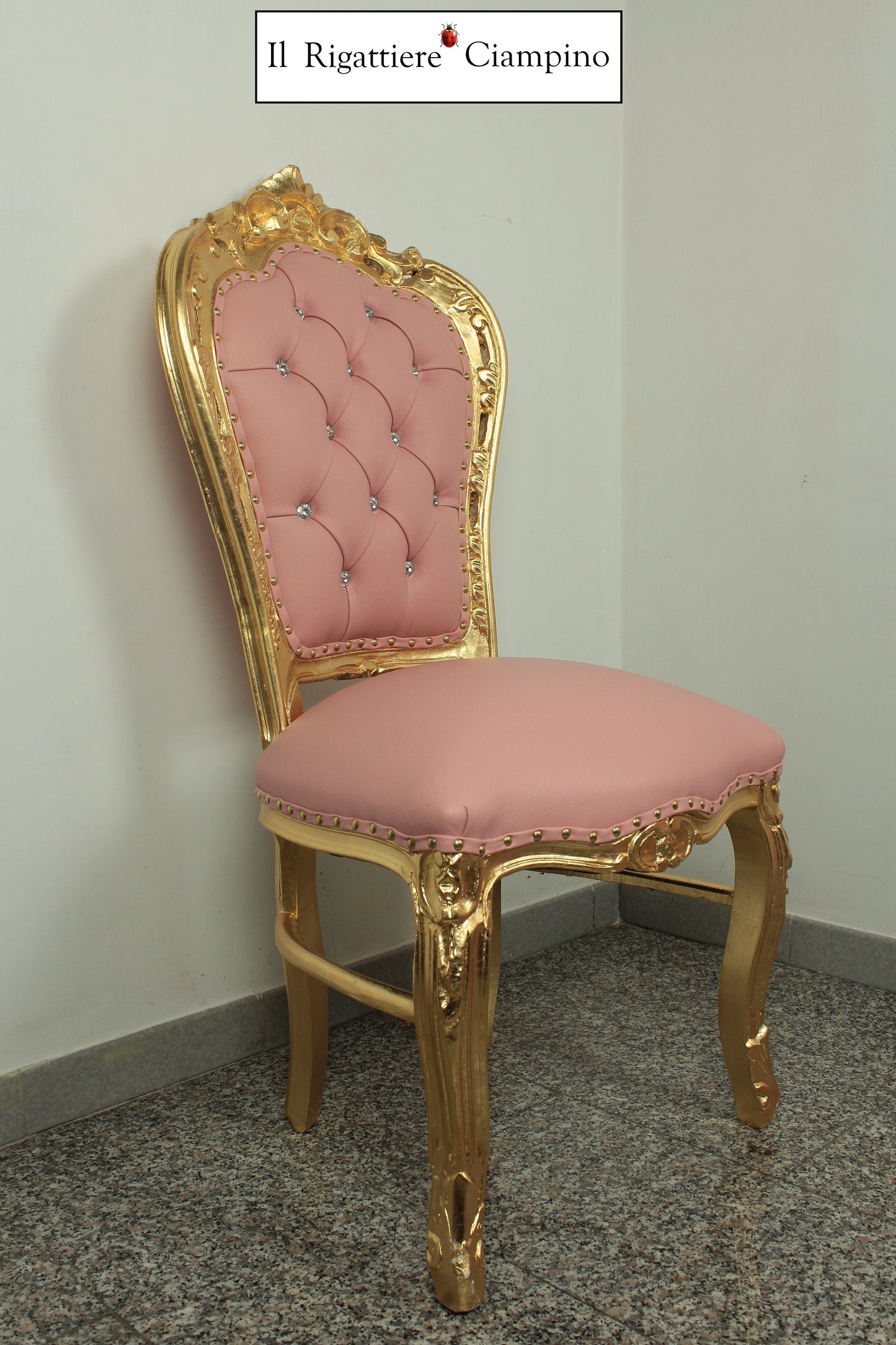 Sedia barocca artigianale in ecopelle rosa su foglia oro