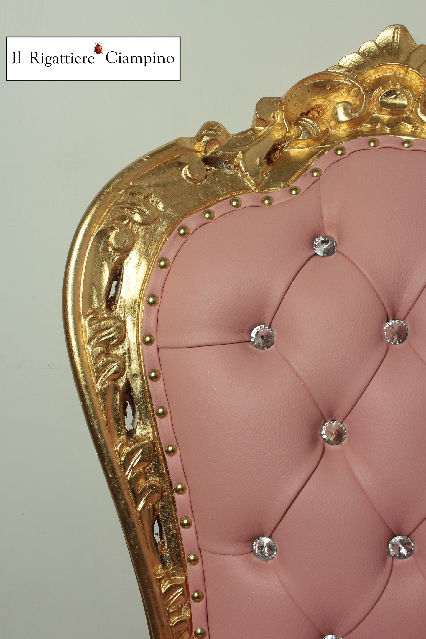 Sedia barocca artigianale in ecopelle rosa su foglia oro