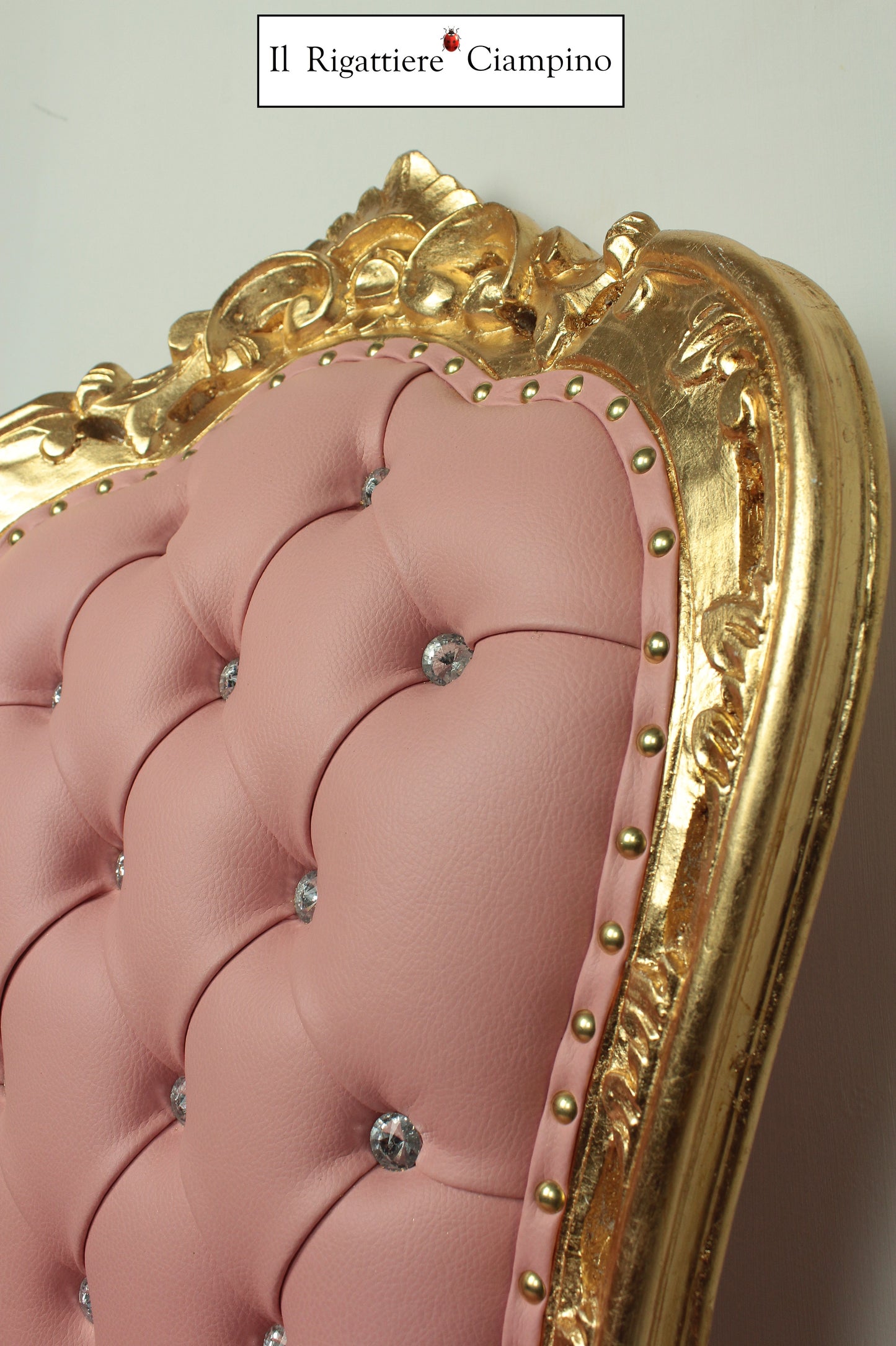 Sedia barocca artigianale in ecopelle rosa su foglia oro