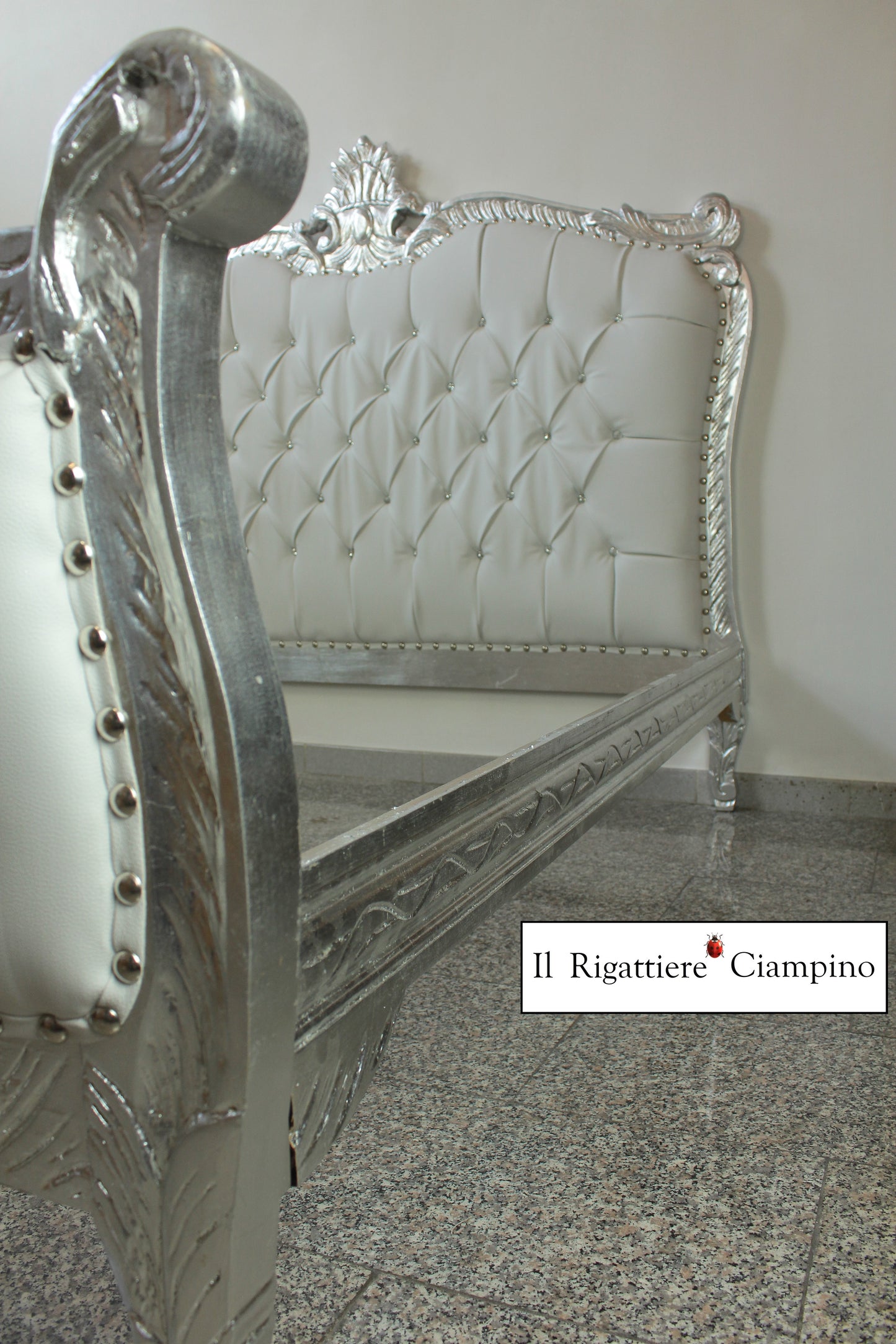 Letto matrimoniale in stile barocco modello Angela, ecopelle bianca e foglia argento