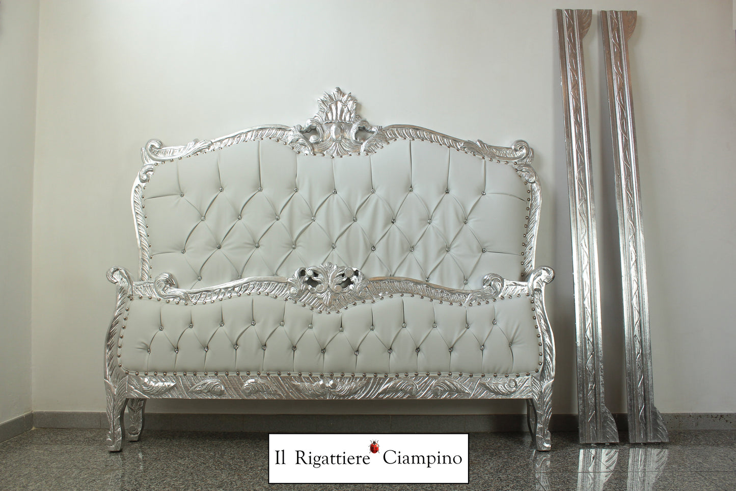 Letto matrimoniale in stile barocco modello Angela, ecopelle bianca e foglia argento