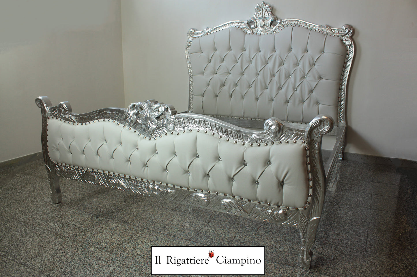 Letto matrimoniale in stile barocco modello Angela, ecopelle bianca e foglia argento