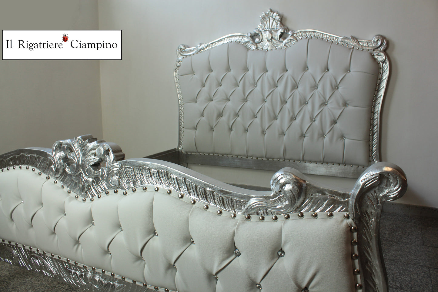 Letto matrimoniale in stile barocco modello Angela, ecopelle bianca e foglia argento