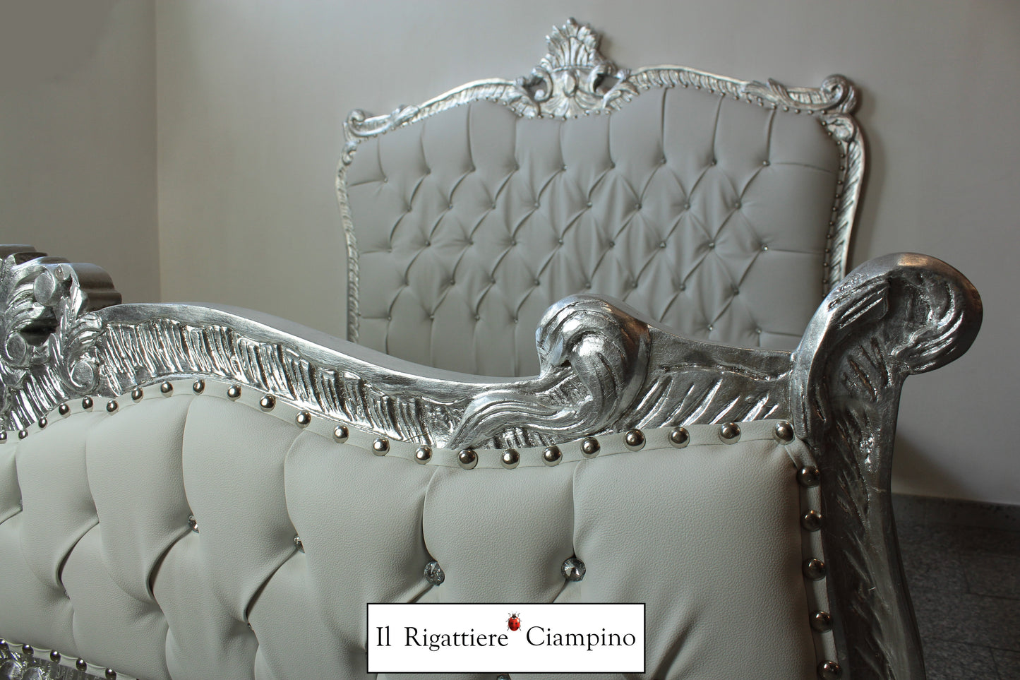 Letto matrimoniale in stile barocco modello Angela, ecopelle bianca e foglia argento