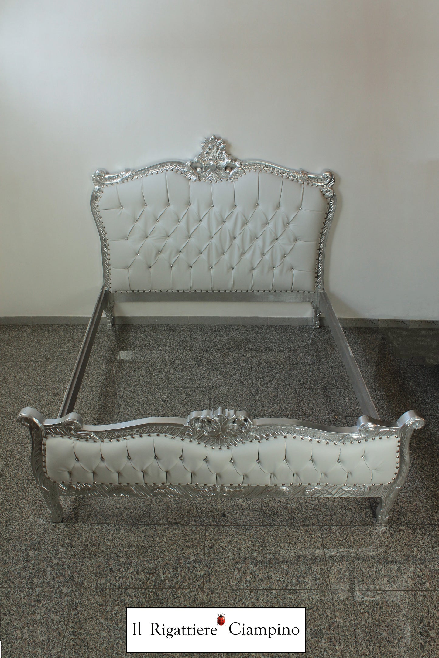 Letto matrimoniale in stile barocco modello Angela, ecopelle bianca e foglia argento