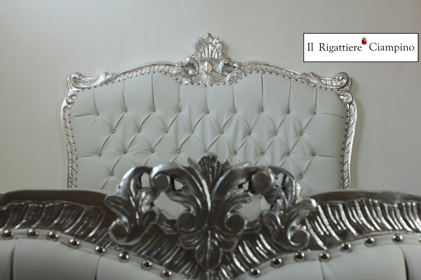 Letto matrimoniale in stile barocco modello Angela, ecopelle bianca e foglia argento